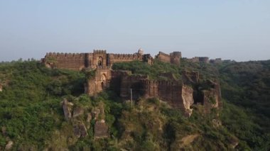 Rohtas Kalesi Badshahi Kapısı 'nı ve Şer Şah Suri döneminde inşa edilen hasarlı Kabuli Kapısı' nı gösteren İHA görüntüsü.