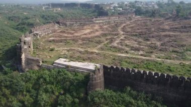 Panoramik manzara Rohtas Kalesi 'nin taş duvarlarını ve Jhelum Nehri' nin kalenin yanında huzur içinde aktığını gösteriyor.