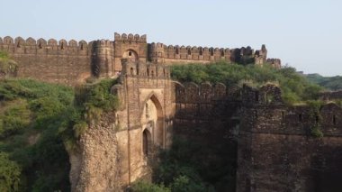 Rohtas Kalesi 'nin Baadshahi Kapısı' nı ve Kabuli Kapısı 'nın kalıntılarını vurgulayan hava perspektifi antik savunmayı simgeliyor.