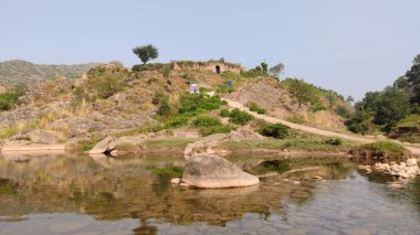 Pharwala Kalesi kayalık vadide akan nehrin üstünde.