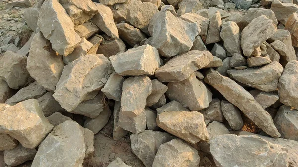 Kırık dağ taşları açık alanda bir araya toplanmış.