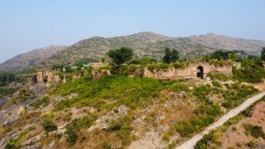 400 yıllık Pharwala İslamabad tepelerindeki kale kapısı