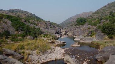 Güneş ışığı altında engebeli dağların arasından akan Soan Nehri dramatik doğal manzara yaratır.