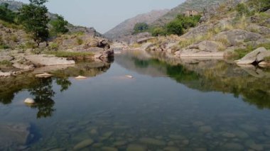 Soan Nehri Vadisi manzarası temiz su akışını ve güneş ışığı altında görünen taşları gösteriyor.