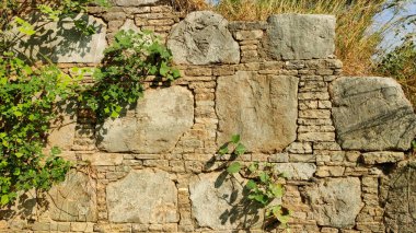 Taxila 'daki Sirsukh duvarı Kushan döneminin inşaat tekniğini yansıtan sıralı taşlar gösteriyor.