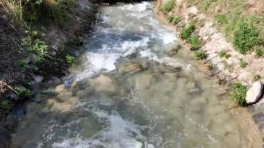 Tarım alanları, kanaldan gelen kristal berrak suyla besleniyor