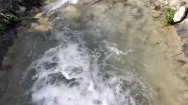 Sulama kanalı tarlalara temiz su dağıtıyor