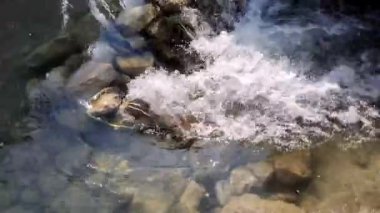 Doğal şelale kayalık dereye tatlı su döker.