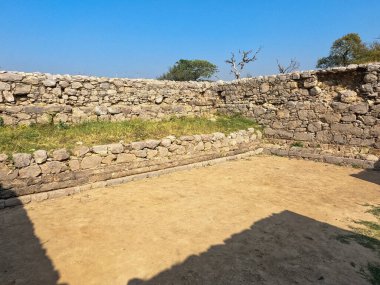 Avlunun içi katmanlı duvar iskelesi ve Jandial 'daki ritüel izlerini ortaya çıkarıyor.