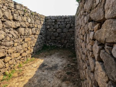 Duvarlar ve koridor iyonik kapı ve katmanlı Jandial Taxila Pakistan 'ı gösteriyor.