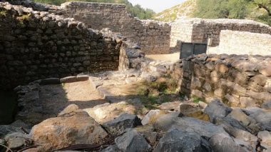 Mohra muradu taxila pakistan antik manastır mutfağı taş lavabo ve montaj alanı, Taxila Pakistan, Kasım 02 2025