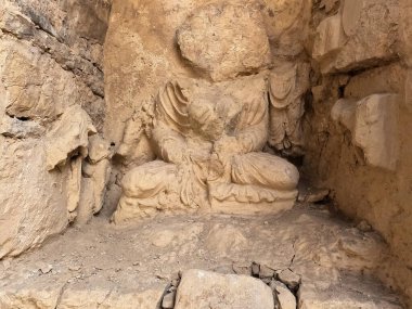 Gandhara Budist heykeli Buda ve yoldaşlarını kutsal meditasyon bölgesi Taxila Pakistan 'da gösteriyor.
