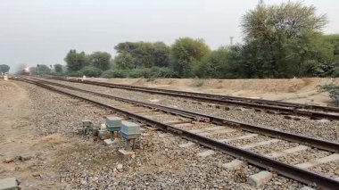Tren yolu dizel lokomotifi Pakistan arazisinden hızla geçişi yakalıyor, 11 Kasım 2025 Sahiwal Pakistan
