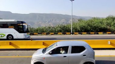 Nature Salt Range otoyol kenarı yavaş trafik Chakwal Pakistan, 11 Kasım 2025