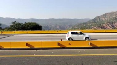 Doğa Tuzu Sıradağları Rawalpindi İslamabad karayolu boyunca otoyol tarafından görüldü, Pind dadan Khan Pakistan, 11 Kasım 2025