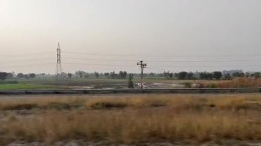 Faisalabad otoyolunun doğa manzarası karayolunu ve çevresindeki araziyi yakalıyor, Faisalabad Pakistan 11 Kasım 2025