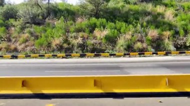 Rawalpindi İslamabad otoyolu boyunca uzanan Salt Range tepelerinin doğal manzarası, Chakwal Pakistan, 11 Kasım 2025