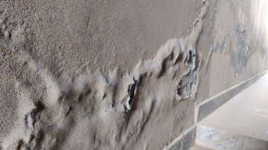 Nem sızmasından dolayı duvarda hasar oluştu.