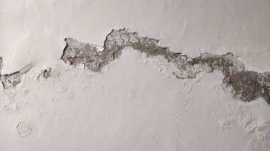 Nem duvarları soyulmuş ve açıkta kalmış katmanlarla etkiledi.