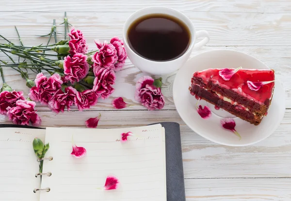 레드 벨벳 케이크, 노트북, 커피와 분홍색 카네이션의 컵 — 스톡 사진