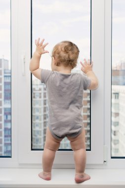 Çocuk penceresine bakarak