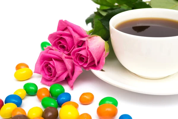 Csésze kávé, édességek és rózsák — Stock Fotó