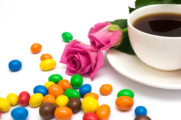 Tasse Kaffee, Bonbons und Rosen — Stockfoto