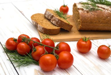 Domates ve dereotu ile ev yapımı ekmek parçaları