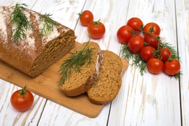 Domates ve dereotu ile ev yapımı ekmek parçaları