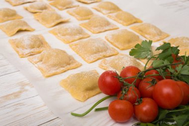 Ev yapımı ravioli domates ile