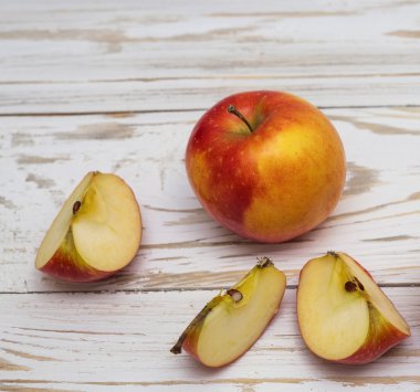 Kırmızı elma dilimli 