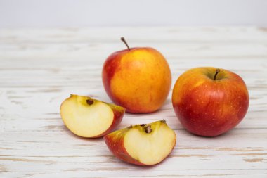 Kırmızı elma dilimli 