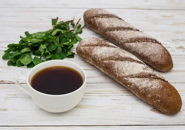 Zelfgebakken brood en koffie — Stockfoto