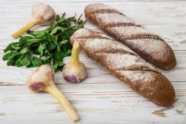 Zelfgebakken brood met kruiden en knoflook — Stockfoto