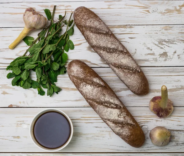 Zelfgebakken brood en koffie — Stockfoto