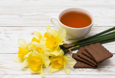 Fincan çay, kurabiye ve Nergis