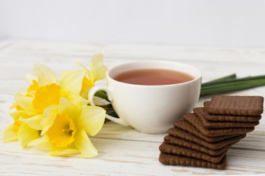 Fincan çay, kurabiye ve Nergis