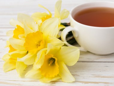 Fincan çay ve Nergis