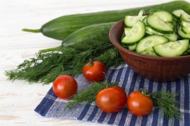 Dilimlenmiş taze salatalık, domates ve dereotu 