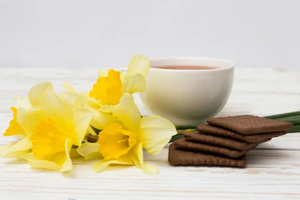 Tasse Tee, Kekse und Narzisse — Stockfoto