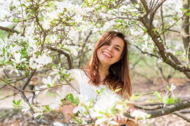 Güzel gülümseyen kız