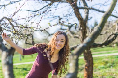 Güzel gülümseyen kız