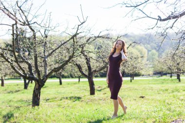 Güzel gülümseyen kız