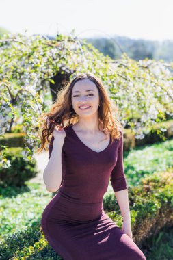 Güzel gülümseyen kız 