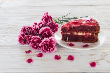 Kırmızı kadife kek ve pembe karanfil 