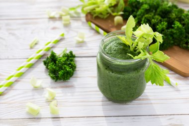 sağlıklı yeşil smoothie 