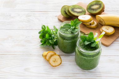 Sağlıklı yeşil meyve smoothi