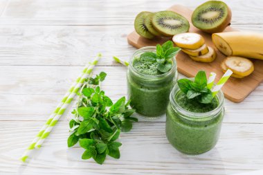 Sağlıklı yeşil meyve smoothi