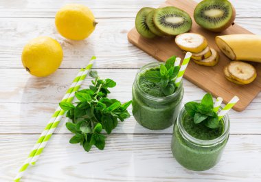 Sağlıklı yeşil meyve yüzlü