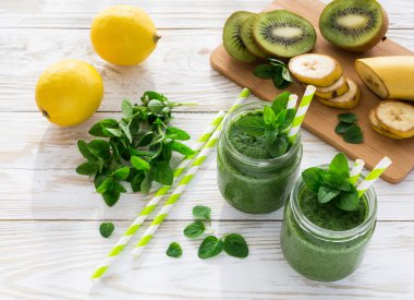 Sağlıklı yeşil meyve yüzlü